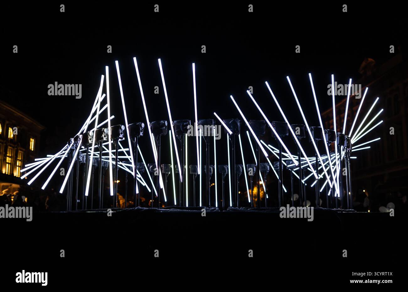 Die faszinierende Nachtszene fängt eine moderne Lichtinstallation ein, die den Raum mit einer futuristischen Ästhetik dominiert und aus einer Reihe von Diag besteht Stockfoto