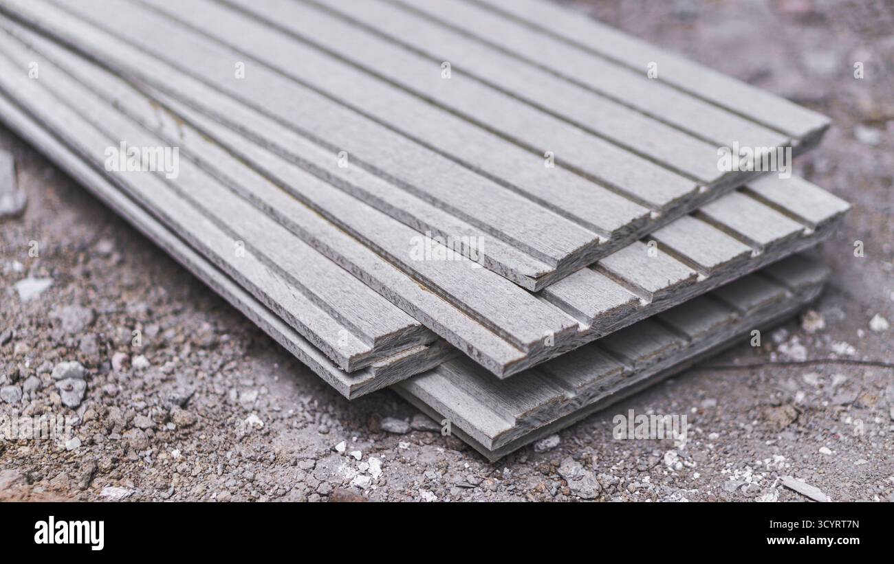 Conwood-Material als umweltfreundliche Alternative zur Wandverkleidung mit natürlicher holzartiger Textur für moderne Design-Ästhetik. Stockfoto