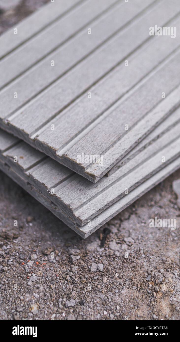 Conwood-Material als umweltfreundliche Alternative zur Wandverkleidung mit natürlicher holzartiger Textur für moderne Design-Ästhetik. Stockfoto