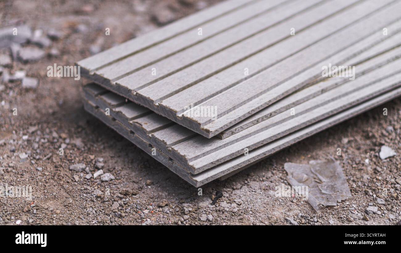 Conwood-Material als umweltfreundliche Alternative zur Wandverkleidung mit natürlicher holzartiger Textur für moderne Design-Ästhetik. Stockfoto