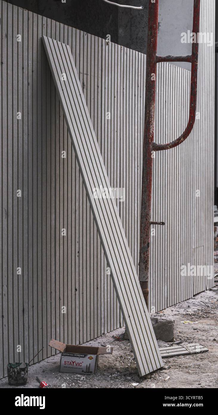 Conwood-Material als umweltfreundliche Alternative zur Wandverkleidung mit natürlicher holzartiger Textur für moderne Design-Ästhetik. Stockfoto