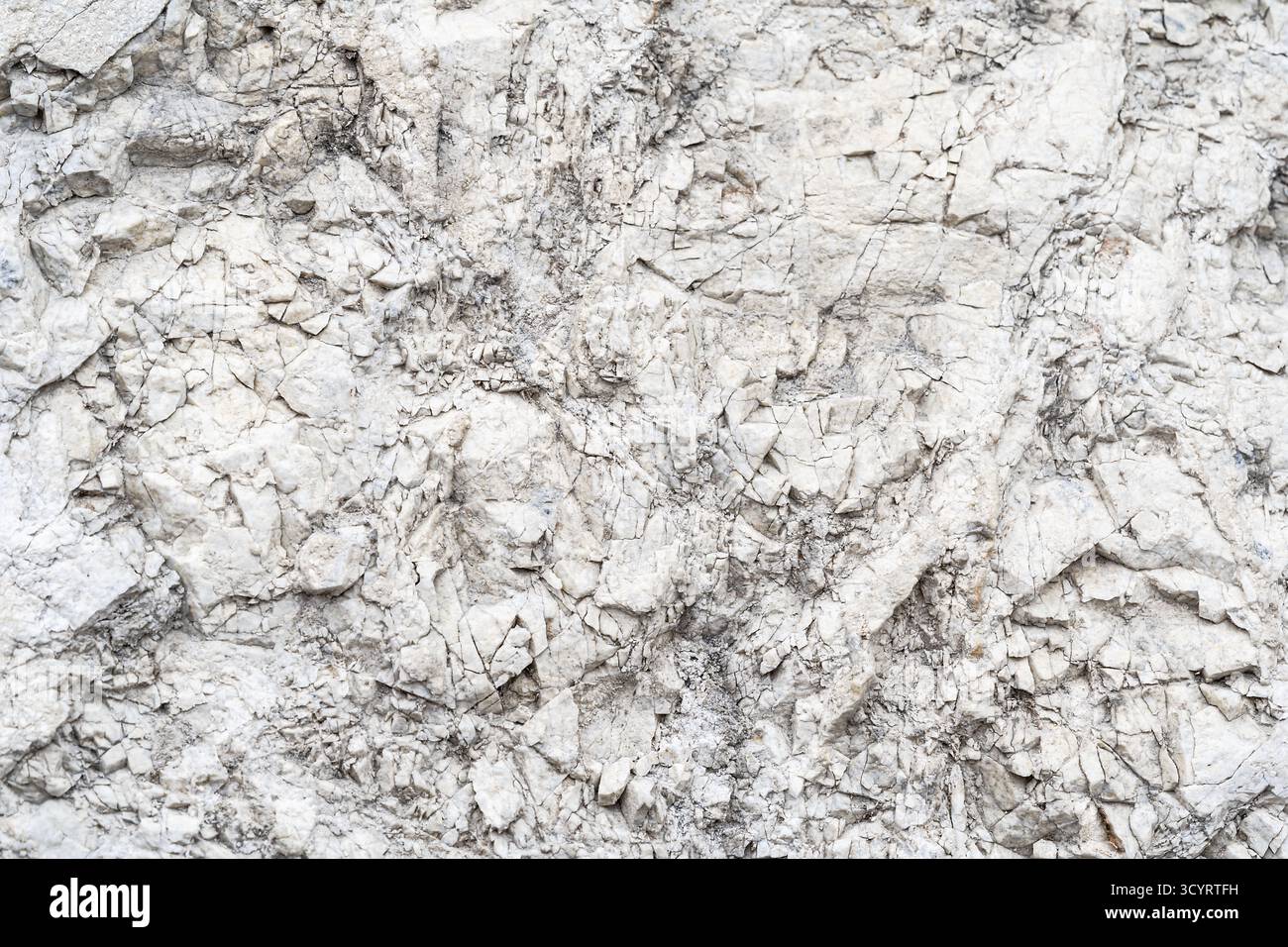 Strukturierte weiße Steinoberfläche mit natürlichen Mustern und subtilen Variationen bietet eine ideale Kulisse für Designprojekte mit viel Kopierraum f Stockfoto