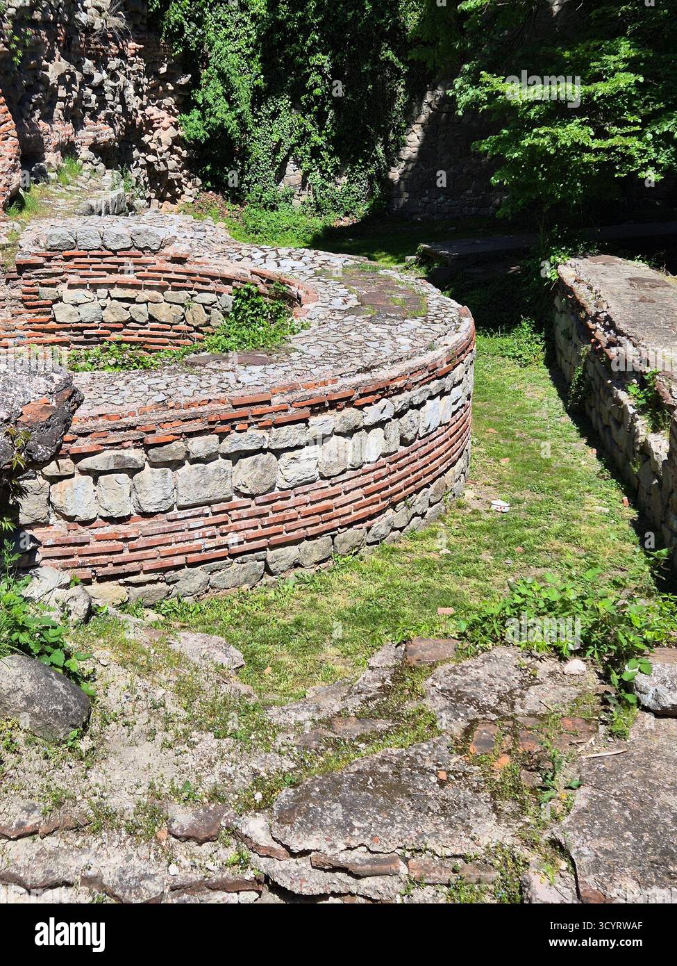 Überreste eines alten Ziegelsteinbaus aus dem Römischen Reich in der Stadt Plovdiv - Smartphone-aufgenommenes Stockfoto