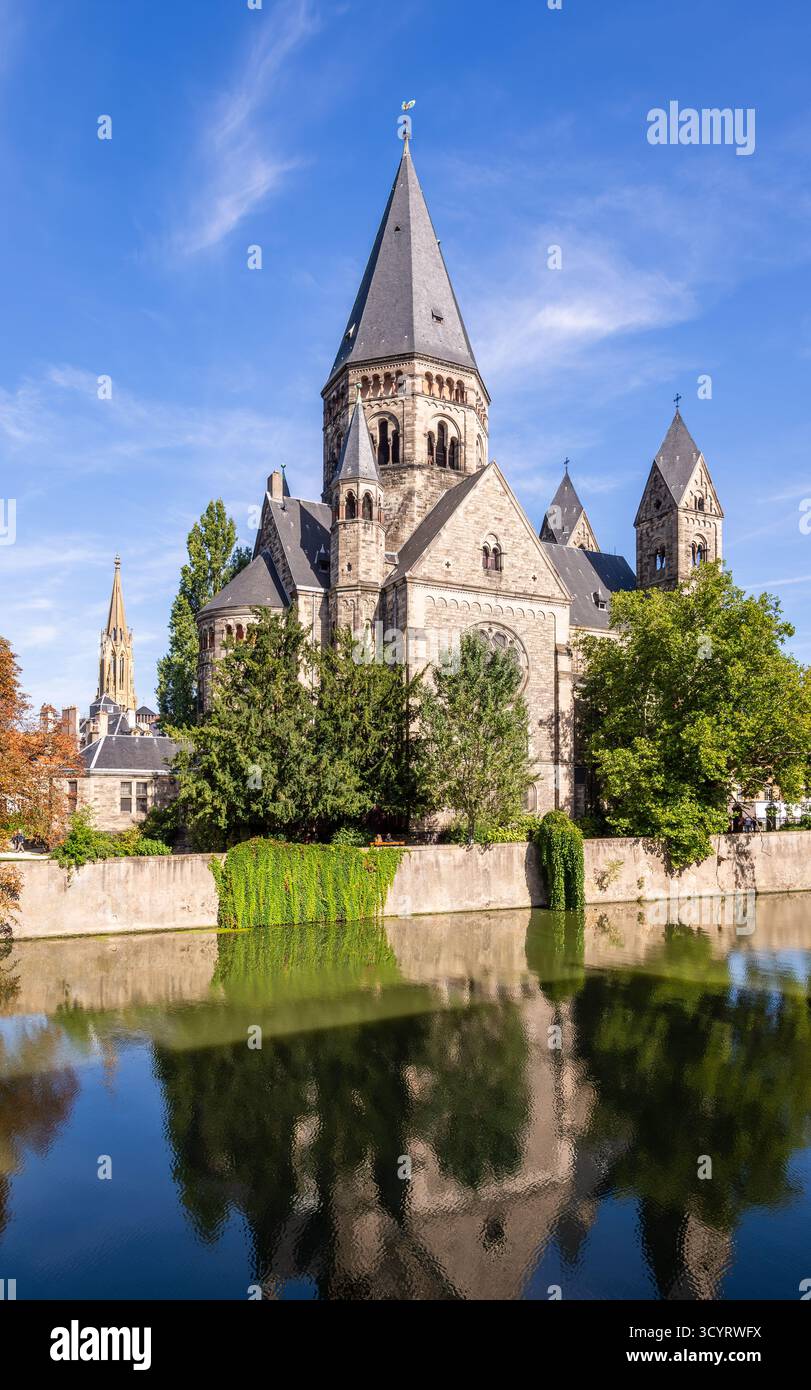 Blick auf den Tempel Neuf in Metz, Frankreich, eine protestantische Kirche auf der Insel Petit-Saulcy, mit dem Turm des Garnison-Tempels in der Ferne. Stockfoto