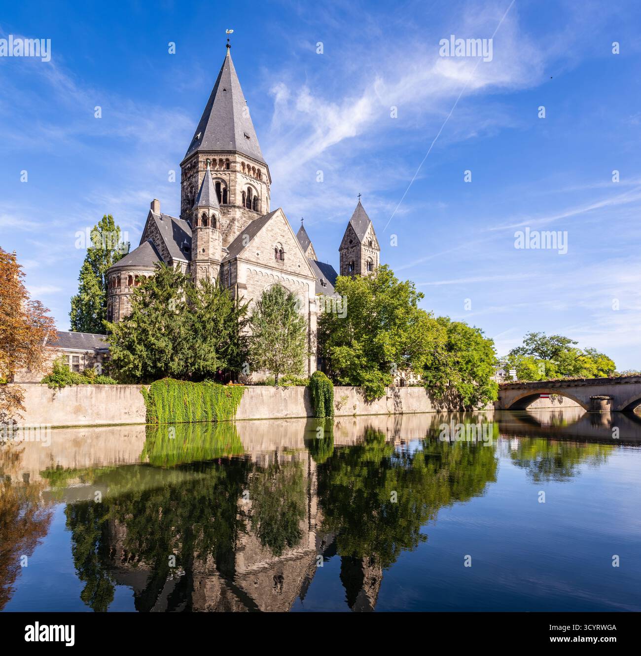 Südfassade des Tempels Neuf in Metz, Frankreich, einer protestantischen Kirche auf der Insel Petit-Saulcy an der Mosel, an einem sonnigen Morgen. Stockfoto