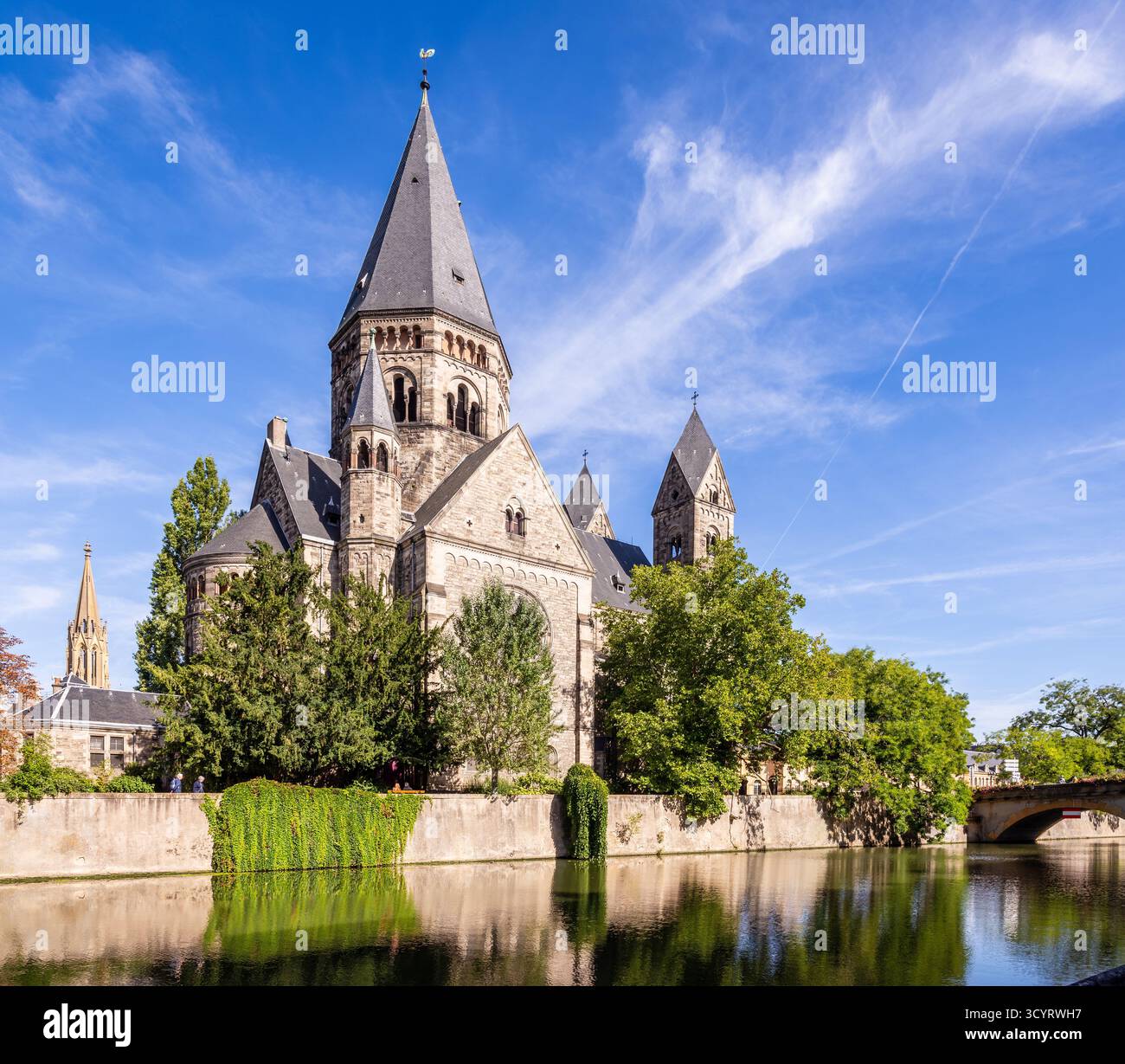 Blick auf den Tempel Neuf in Metz, Frankreich, eine protestantische Kirche auf der Insel Petit-Saulcy, mit dem Turm des Garnison-Tempels in der Ferne. Stockfoto