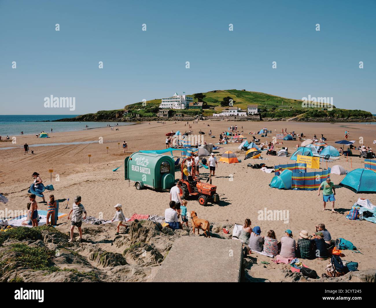 Bigbury Beach Sommertourismus und Burgh Island an der Südküste von Devon in England in der Nähe des kleinen Küstendorfes Bigbury-on-Sea. Devon England Großbritannien Stockfoto