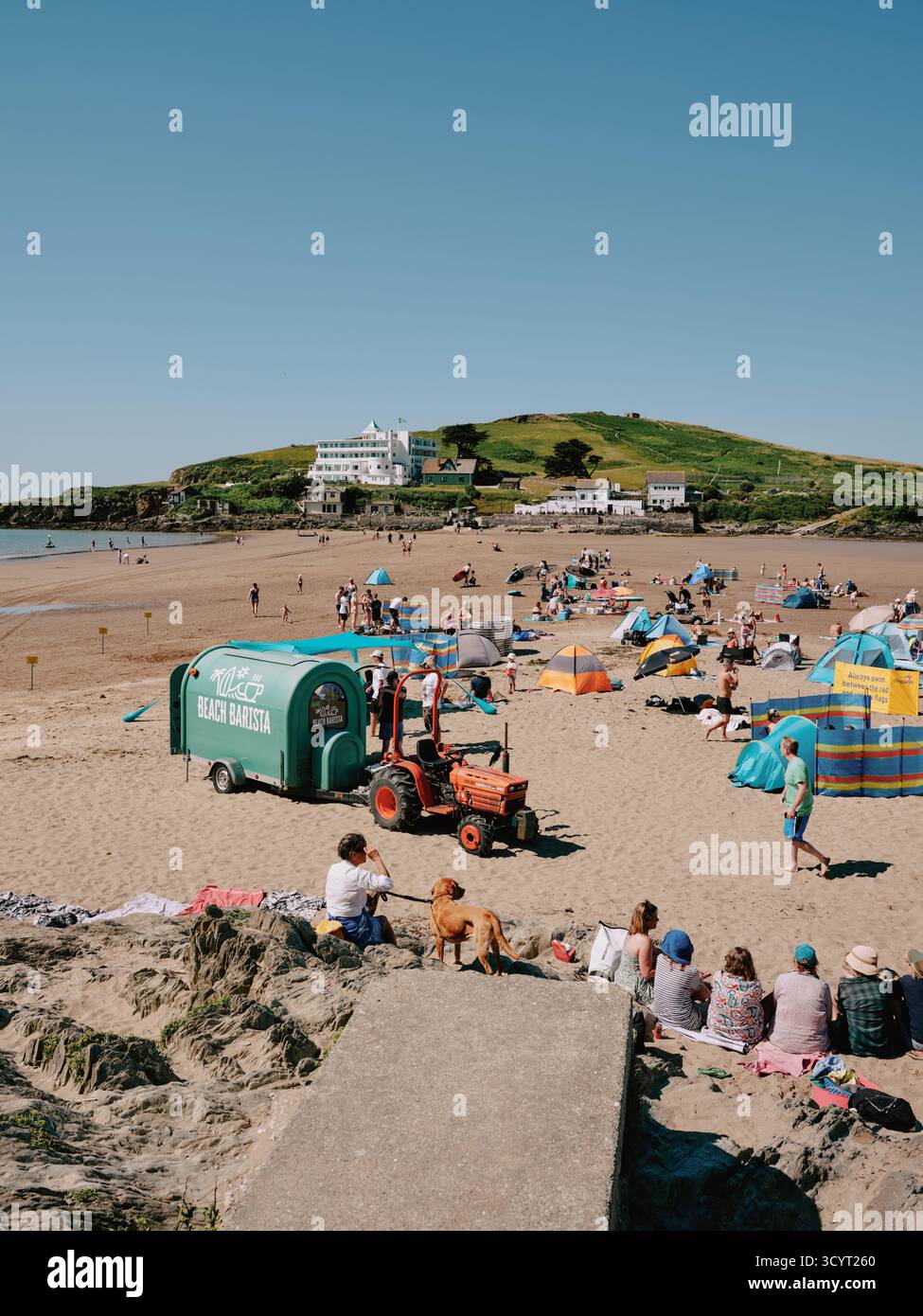 Bigbury Beach Sommertourismus und Burgh Island an der Südküste von Devon in England in der Nähe des kleinen Küstendorfes Bigbury-on-Sea. Devon England Großbritannien Stockfoto