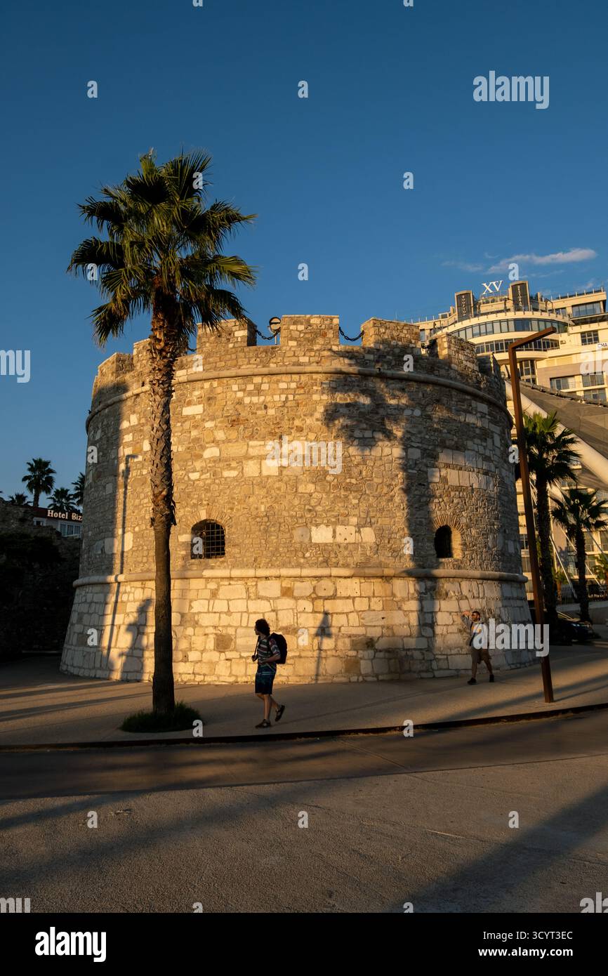 21.09.2024, Albanien, Durres, Durres - der byzantinische venezianische Turm von Durres am Hafen. 00A240921D1055CAROEX.JPG [MODELLVERSION: NEIN, EIGENSCHAFT REL Stockfoto
