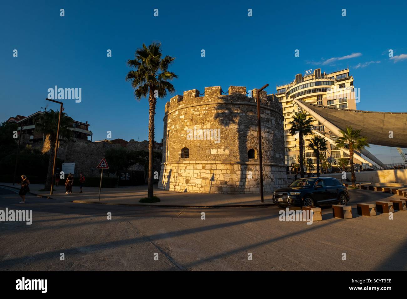 21.09.2024, Albanien, Durres, Durres - der byzantinische venezianische Turm von Durres am Hafen. 00A240921D1052CAROEX.JPG [MODELLVERSION: NEIN, EIGENSCHAFT REL Stockfoto
