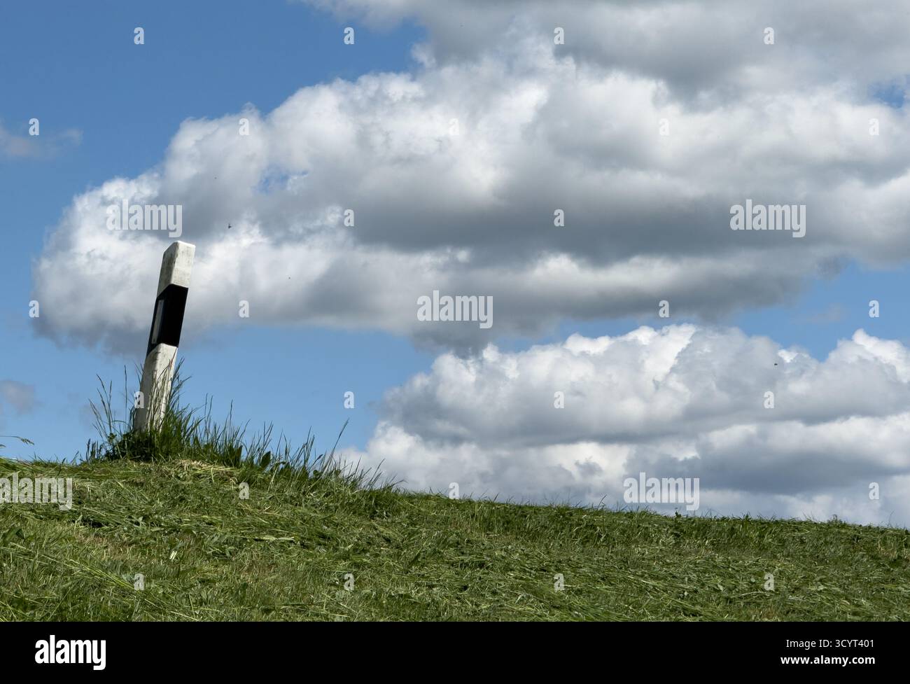 05.05.2025, Deutschland, Bremen, Bremen - Grenzposten, auch als Leitposten bekannt, auf einer Landstraße. 00A250505D025CAROEX.JPG [MODELLVERSION: NICHT ZUTREFFEND Stockfoto