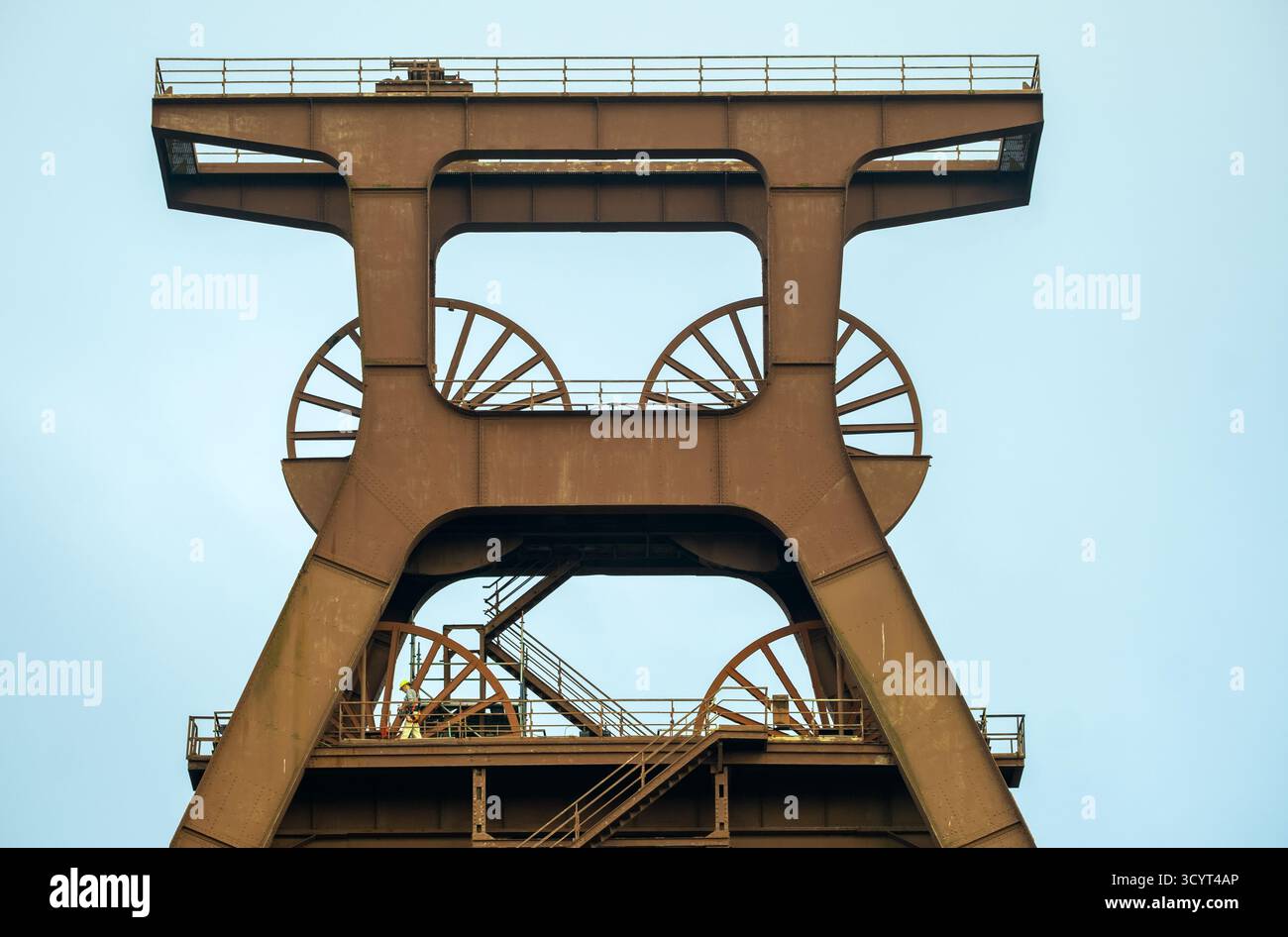 15.08.2025, Deutschland, Nordrhein-Westfalen, Essen - Schacht XII, Wendeturm, Symbol des ehemaligen Kohlebergwerks Zollverein, heute UNES Stockfoto