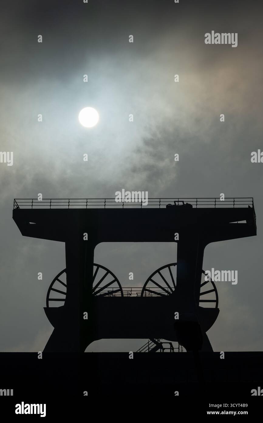 15.08.2025, Deutschland, Nordrhein-Westfalen, Essen - Förderturm von Schacht XII, Symbol des ehemaligen Kohlebergwerks Zollverein, heute UNESCO Weltherita Stockfoto