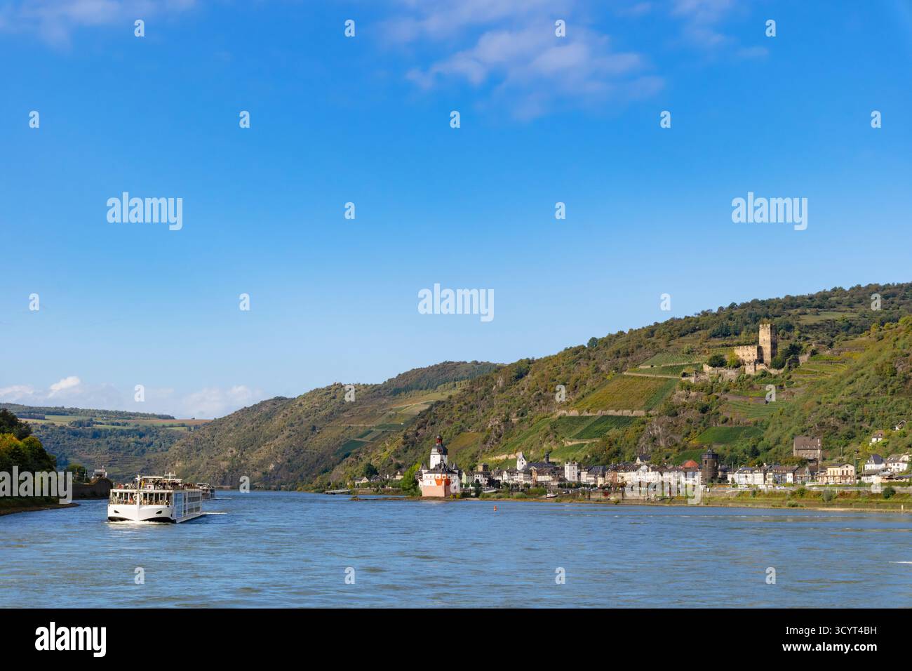 Flusskreuzschiff in der Mittelrheinschlucht mit der Pfalzgrafenstein am Wasser und der Burg Gutenfels auf dem Hügel Stockfoto
