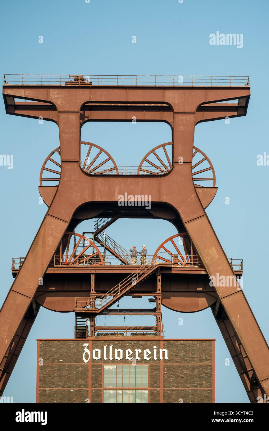 15.08.2025, Deutschland, Nordrhein-Westfalen, Essen - Extraktionsturm des Schachts XII, Symbol des ehemaligen Kohlebergwerks Zollverein, heute UNESCO Weltheld Stockfoto