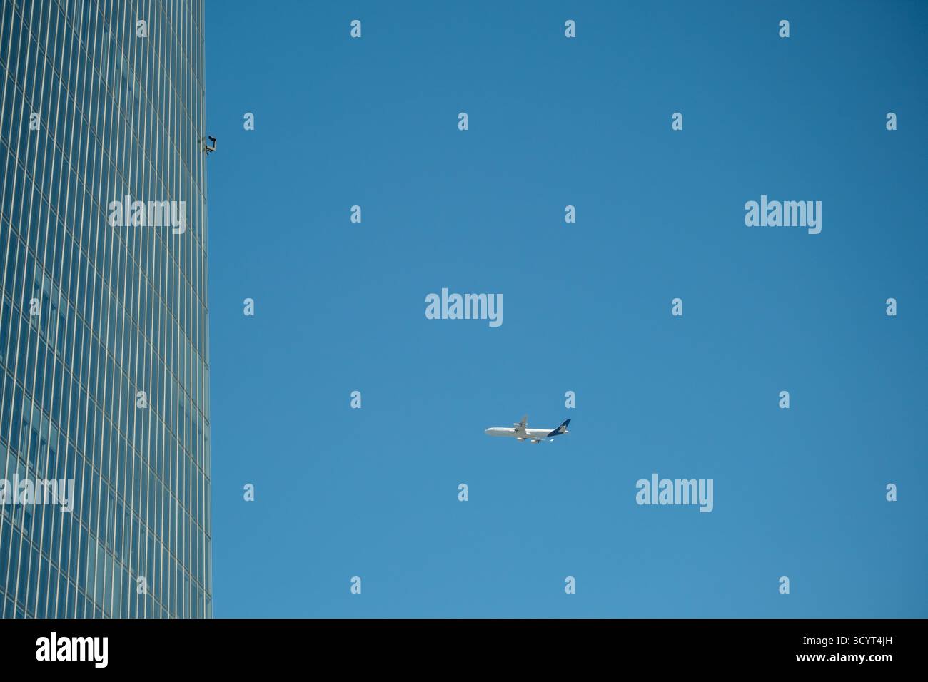 18.08.2025, Deutschland, Hessen, Frankfurt am Main - Passagierflugzeug am Himmel über der Europäischen Zentralbank, symbolisches Foto der terroristischen Bedrohung, 11.9. Stockfoto