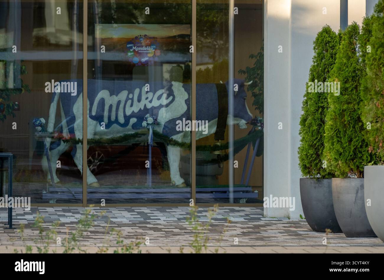 02.09.2025, Deutschland, Bremen, Bremen - Hauptsitz von Mondelez Deutschland, Teil von Mondelez International, mit einer Milka-Kuh und dem Firmenlogo mit Th Stockfoto