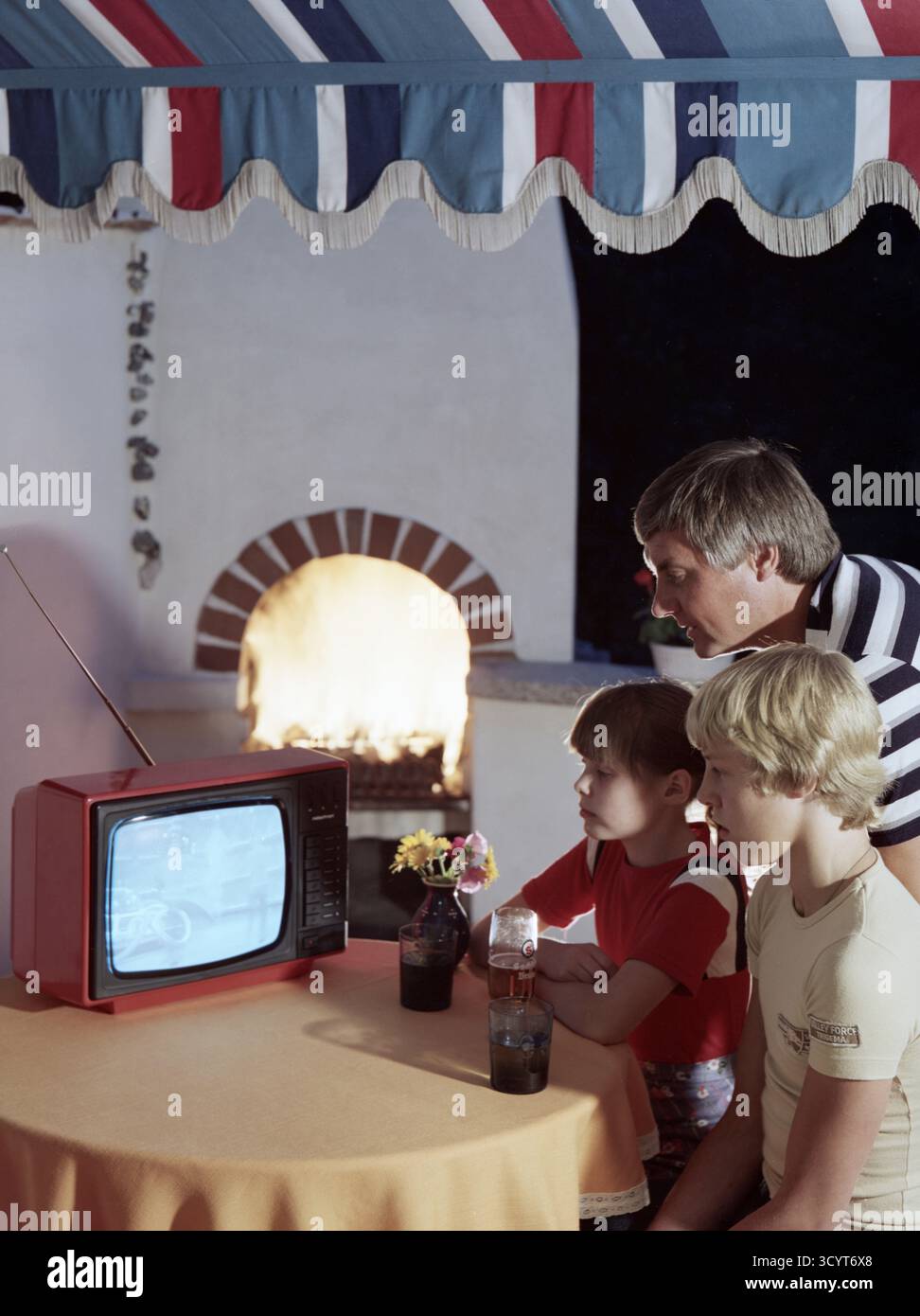 29.08.1979, Deutsche Demokratische Republik, Berlin, Berlin - Mann, der mit seinen Kindern fernsieht. Werbefoto für das Combi-Vision RF 3301 Tele Stockfoto