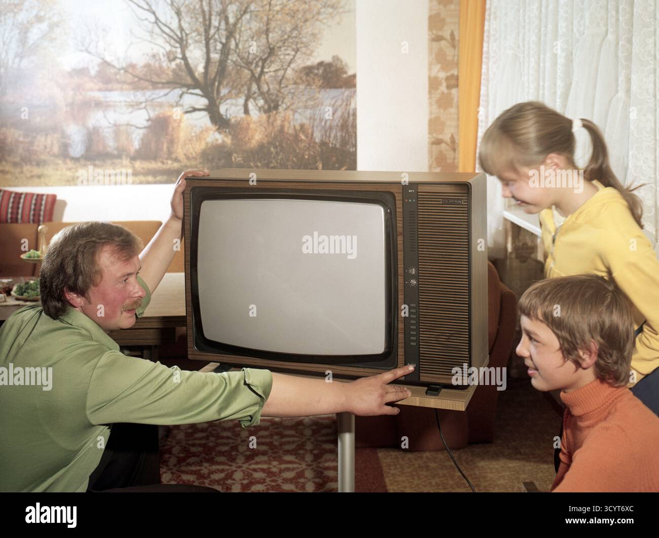 31.05.1986, Deutsche Demokratische Republik, Berlin, Berlin - Vater zeigt seinen Kindern das neue Fernsehen. Werbefoto für Colortron 4000/2 Tel Stockfoto