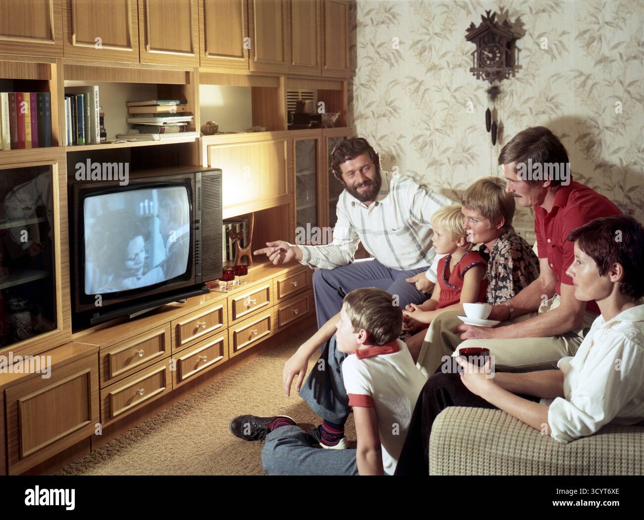 25.04.1986, Deutsche Demokratische Republik, , Berlin - Familie Fernsehen. Werbespot für den Colortron 4000/2 Fernseher. 00S860425D196 Stockfoto