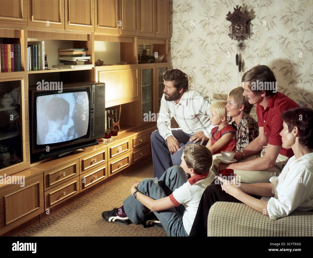 25.04.1986, Deutsche Demokratische Republik, Berlin, Berlin - Familie Fernsehen. Werbespot für den Colortron 4000/2 Fernseher. 00S8604 Stockfoto