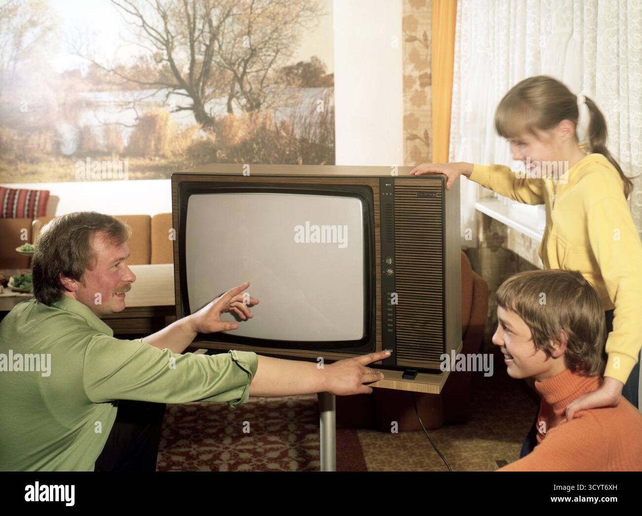 31.05.1986, Deutsche Demokratische Republik, Berlin - Vater zeigt seinen Kindern das neue Fernsehen. Werbespot für den Colortron 4000/2-Fernseher Stockfoto