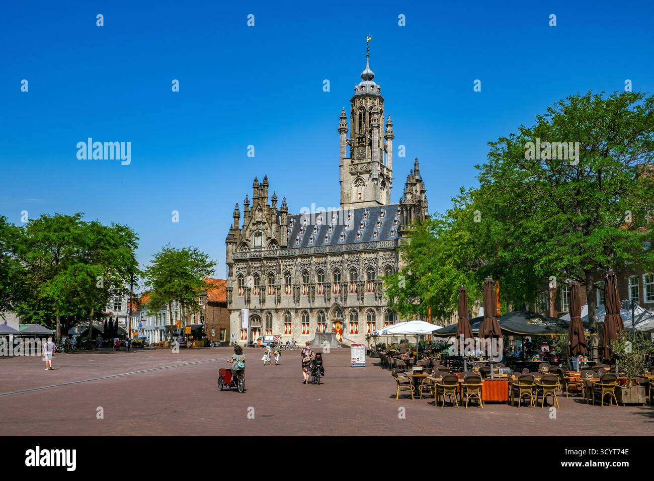 02.07.2025, Niederlande, Zeeland, Middelburg - Stadhuis Middelburg. Das Rathaus auf dem Marktplatz in der Altstadt ist ein Wahrzeichen und Symbol der Stockfoto