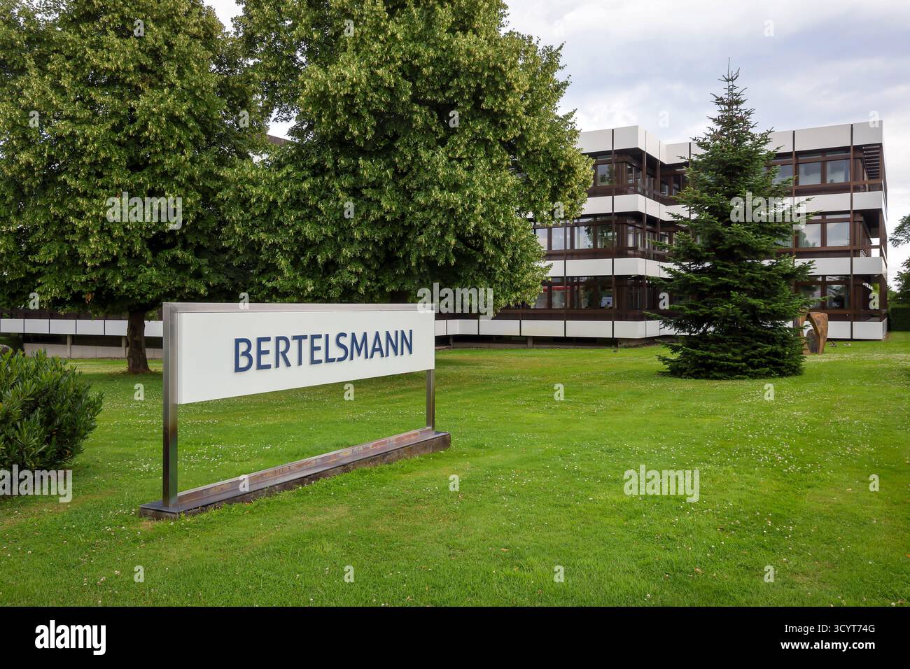 09.07.2025, Deutschland, Nordrhein-Westfalen, Guetersloh - BERTELSMANN, Hauptsitz der Bertelsmann SE & Co. KGaA. Bertelsmann ist eine internationale Medi Stockfoto