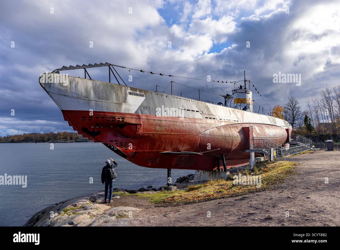 Museum U-Boot Vesikko baden in der Oktobersonne in der historischen Seefahrtsfestung Suomenlinna vor Helsinki, Finnland. Stockfoto