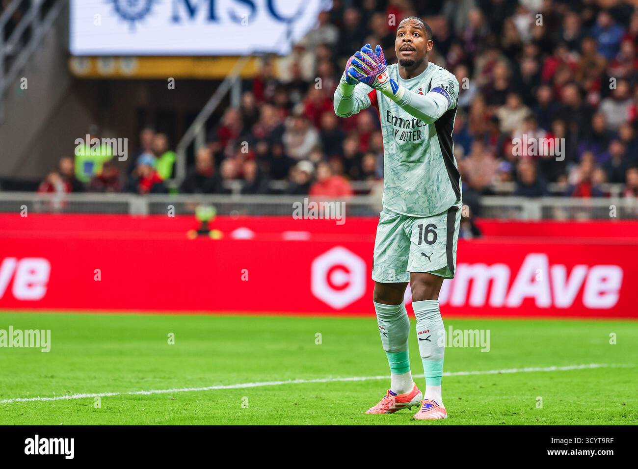 Mike Maignan vom AC Mailand Gesten während des Fußballspiels der Serie A 2025/26 zwischen AC Mailand und ACF Fiorentina im San Siro Stadion in Mailand Stockfoto