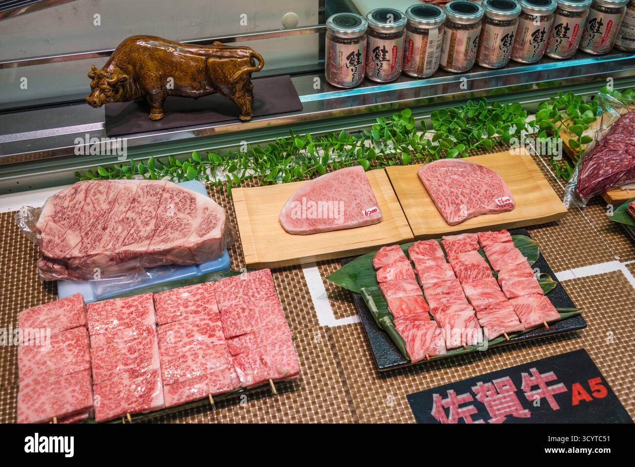 Osaka, Japan - 3. Dezember 2024 : Sorten von Wagyu-Rindfleischerzeugnissen auf dem Kuromon-Markt Stockfoto
