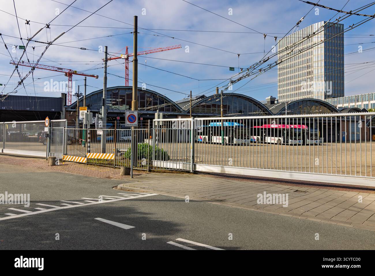 Das Breng Bus- und Obus-Depot in Arnheim zeigt die klassische Bogendachkonstruktion, die Oberleitungen und moderne Fahrzeuge des öffentlichen Nahverkehrs. Stockfoto