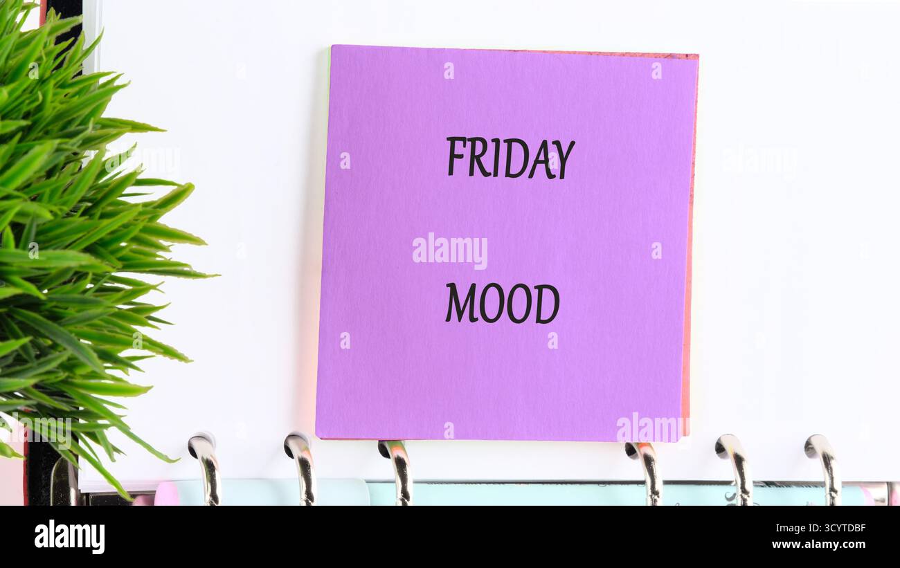 Eine farbenfrohe Erinnerung an das kommende Wochenende fängt das Wesen des Freitags ein. Die Note bringt Freude, da sie die Spannung von Entspannung und Spaß auf dem teilt Stockfoto