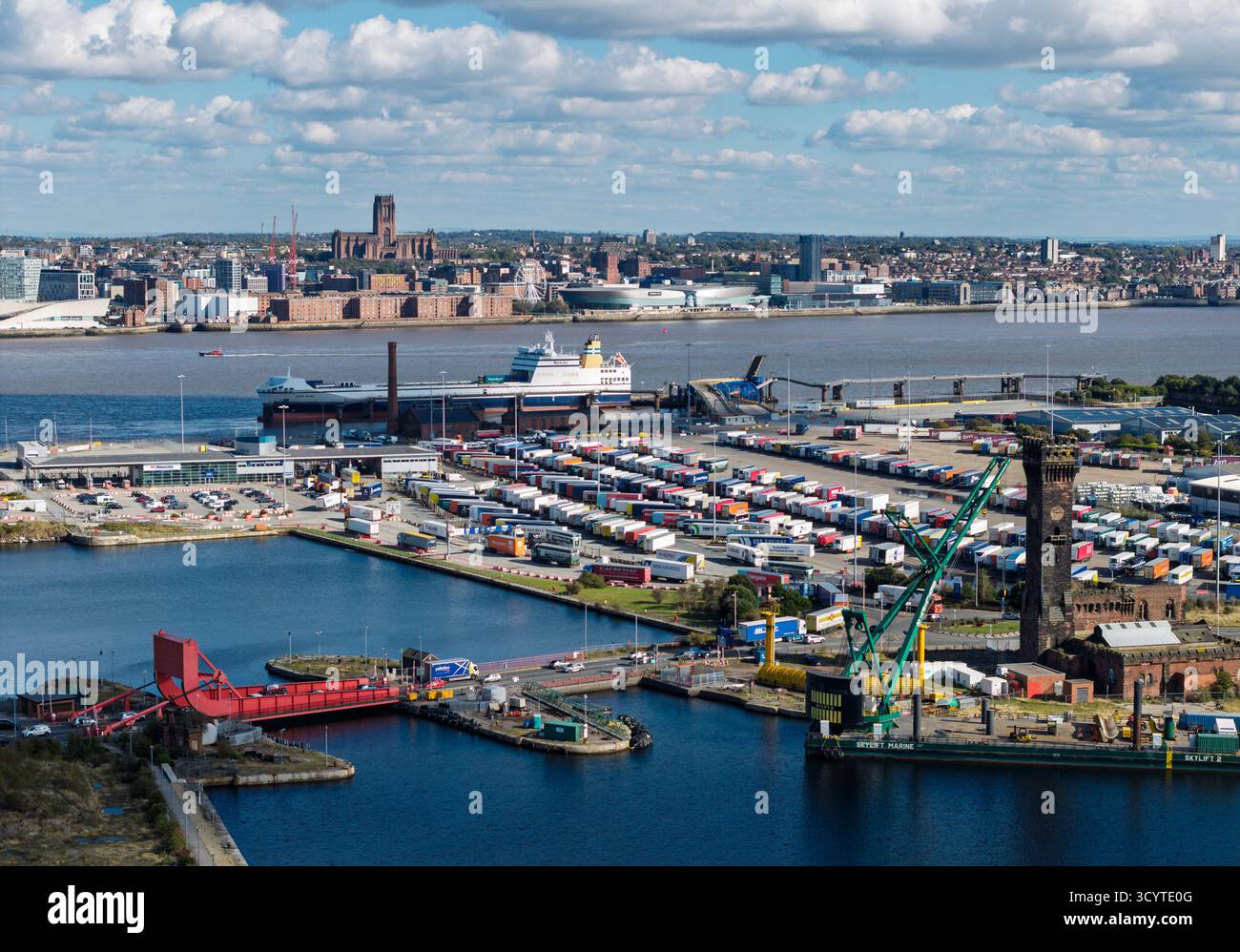 Die Luftaufnahme zeigt das Stena Line Terminal, Birkenhead Docks, Wirral, England, Stockfoto
