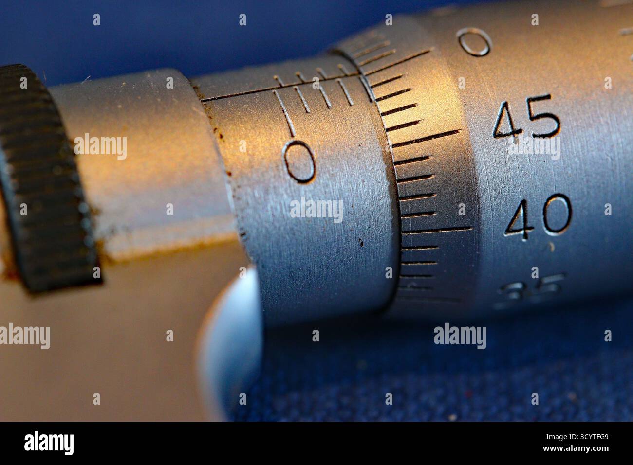 Makroaufnahme des metrischen Mikrometer-Zylinders mit Präzisionsskala und -Schritten Stockfoto