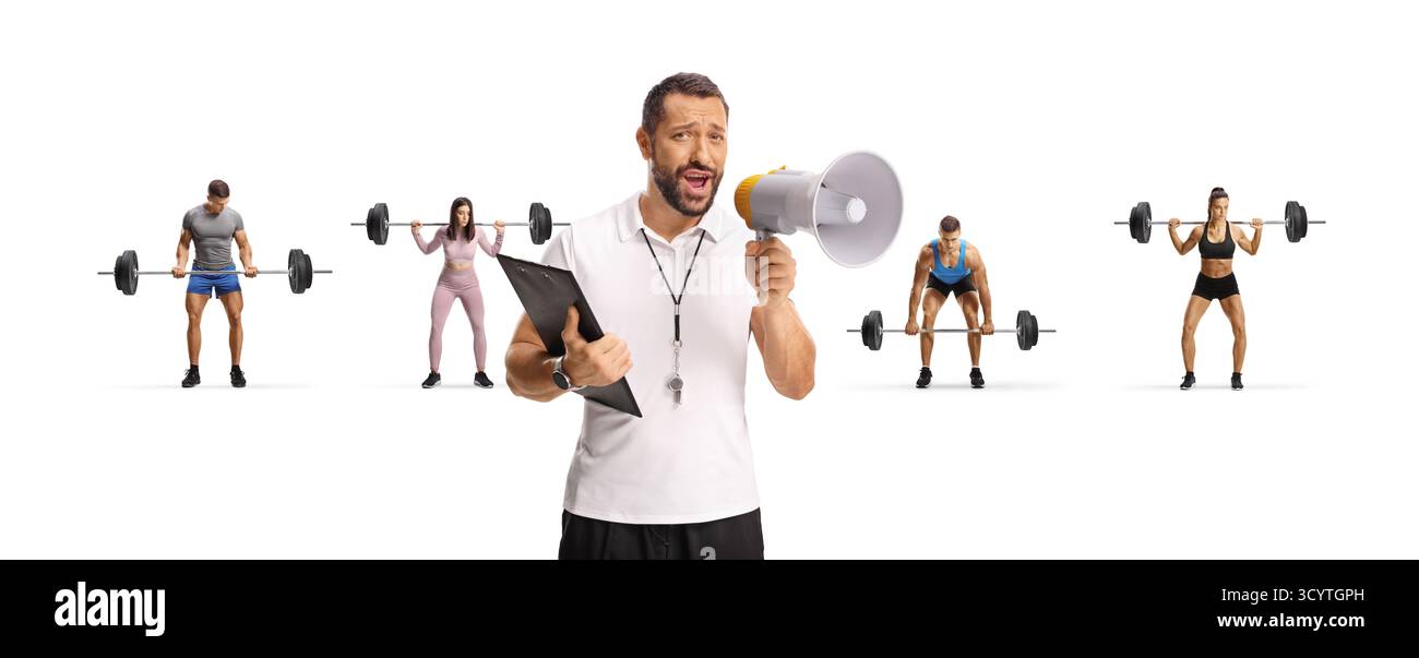 Sporttrainer mit Megaphon vor Menschen, die Gewichtheben üben, isoliert auf weißem Hintergrund Stockfoto