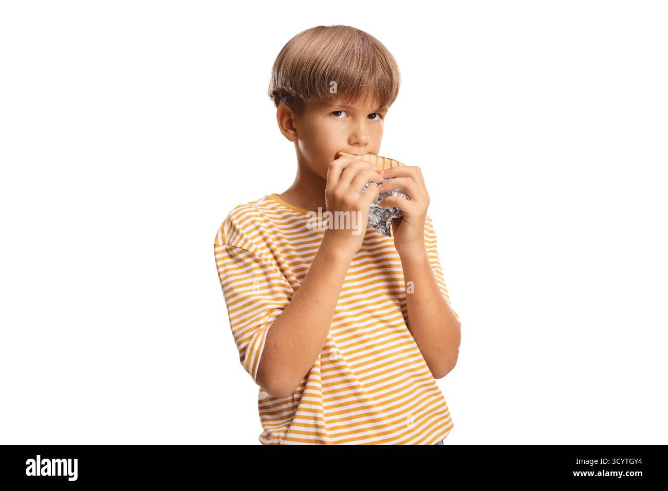 Junge, der einen Toast auf weißem Hintergrund isst Stockfoto