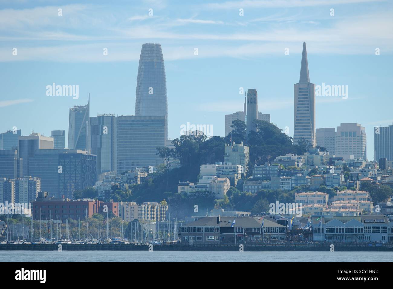 17. OCT 2025 - San Francisco, CA, USA - Ein Blick auf die Skyline von San Francisco mit den Wolkenkratzern von einem Boot in der Bucht Stockfoto