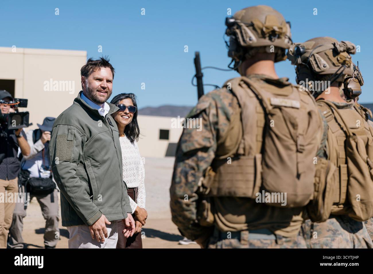 Der ehrenwerte JD Vance, Vizepräsident der Vereinigten Staaten, trifft die US-Marines mit der Kilo Company, Battalion Landing Team 3/5, 11. Marine Expeditionary Unit, nach einer amphibischen Demonstration im Marine Corps Base Camp Pendleton, Kalifornien, am 18. Oktober 2025. Die Marine Corps 250th Birthday Amphibious Capabilities Demonstration ist eine von vielen Veranstaltungen, die im ganzen Land stattfinden, um die Fähigkeit des Navy-Marine Corps Teams zu demonstrieren, Energie aus dem Meer zu projizieren und die Nation zu verteidigen. Seit 250 Jahren sind Marines Amerikas Expeditionstruppen-in-Bereitschaft – fähig, glaubwürdig und Stockfoto