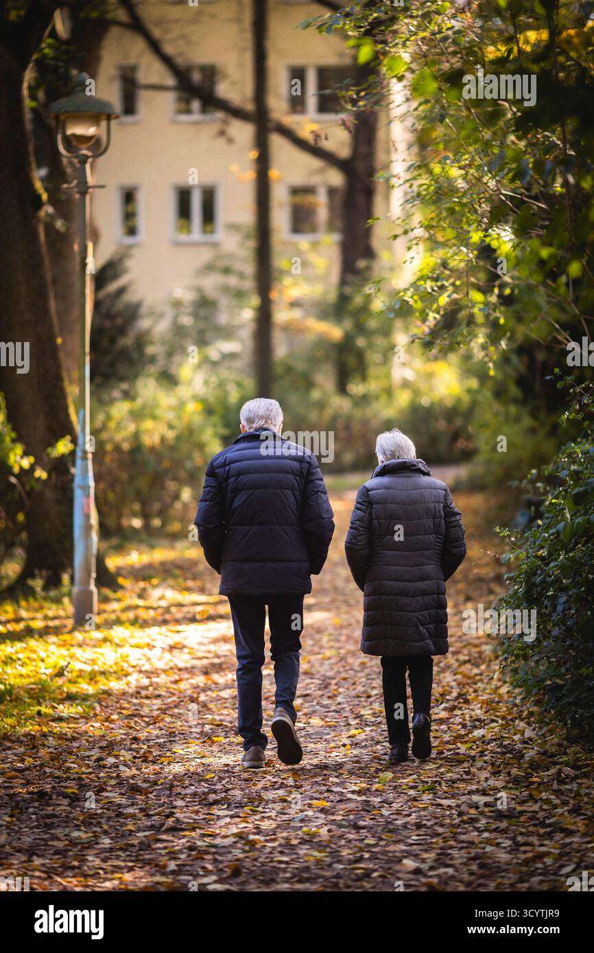Ein Senior und eine Seniorin machen in der morgendlichen Sonne einen Spaziergang durch einen Park, aufgenommen in Berlin, 20.10.2025. Berlin Deutschland *** Seniorin und Seniorin machen einen Spaziergang durch einen Park in der Morgensonne, aufgenommen in Berlin, 20 10 2025 Berlin Deutschland Copyright: XAmreixSchulzx Stockfoto