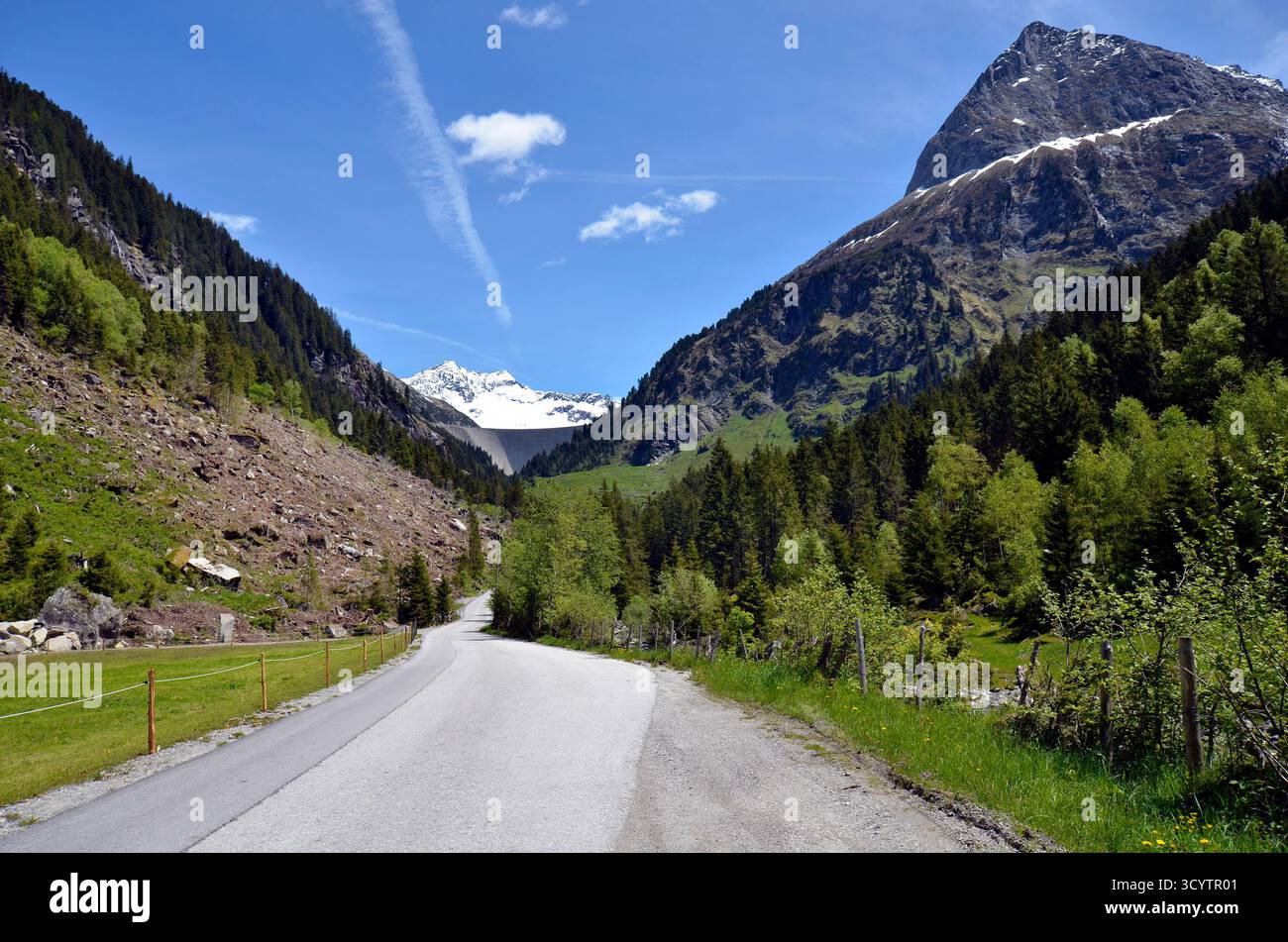 Mayrhofen, Österreich - 30. Mai 2025: Straße zur Mauer des Speicherkraftwerks Stillup in den österreichischen Alpen Stockfoto