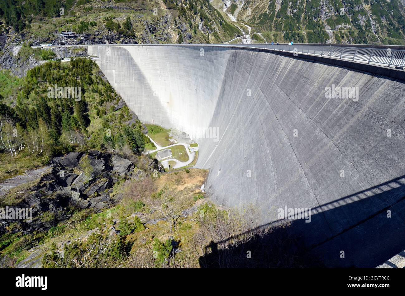 Mayrhofen, Österreich - 30. Mai 2025: Unbekannte Touristen auf dem massiven Staudamm des Stillup-Stausees in den österreichischen Alpen Stockfoto