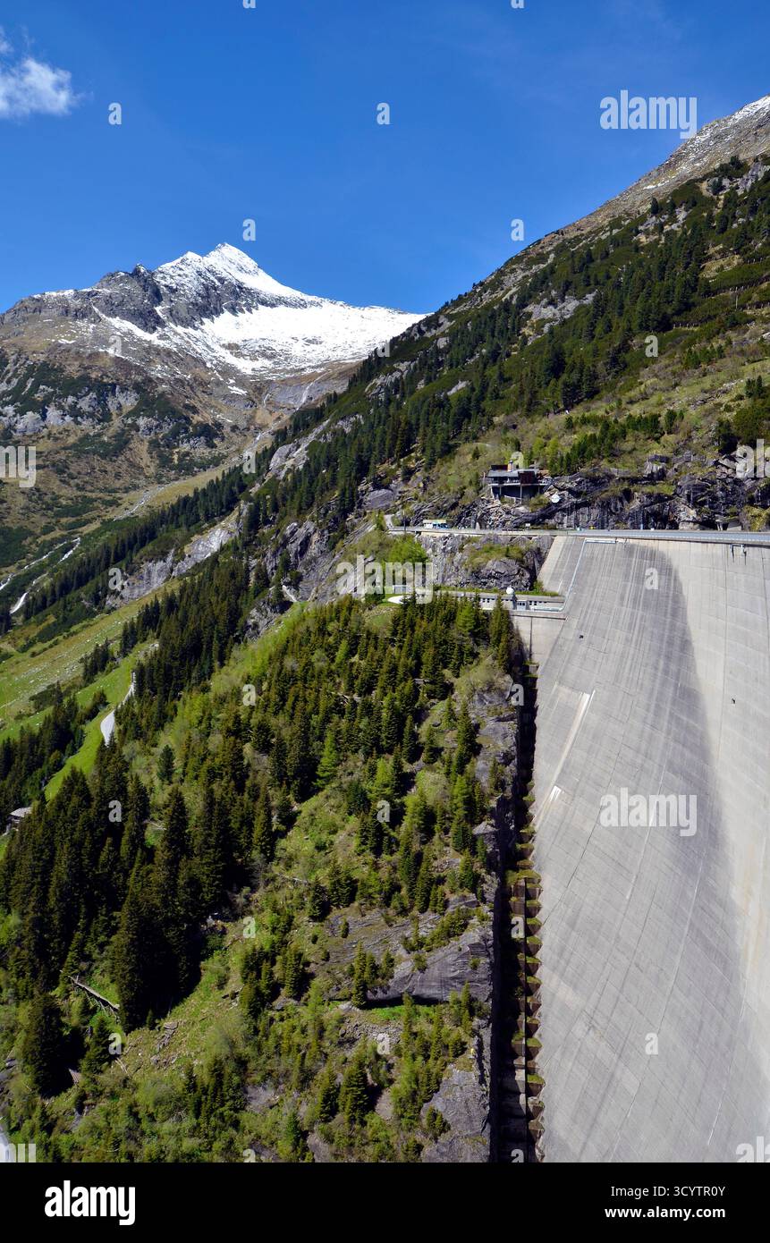 Mayrhofen, Österreich - 30. Mai 2025: Die Mauer des Speicherkraftwerks Stillup in den österreichischen Alpen Stockfoto