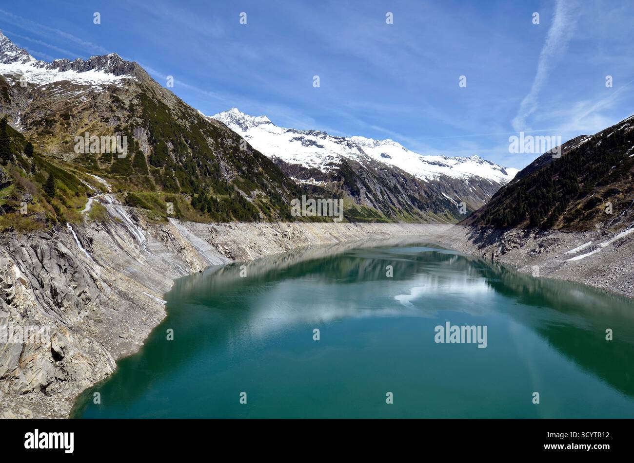 Mayrhofen, Österreich - Stillup Stausee mit herrlichem Blick auf die Zillertaler Alpen im Massiv hohe Tauern und Wanderweg entlang des Sees zum so- Stockfoto