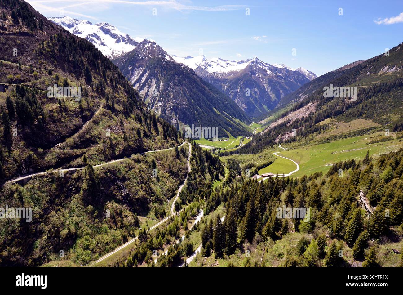 Mayrhofen, Österreich - 30. Mai 2025: Blick vom Staudamm des Stillup-Stausees ins Stilluptal mit Bergstraßen mitten in Österreich Stockfoto