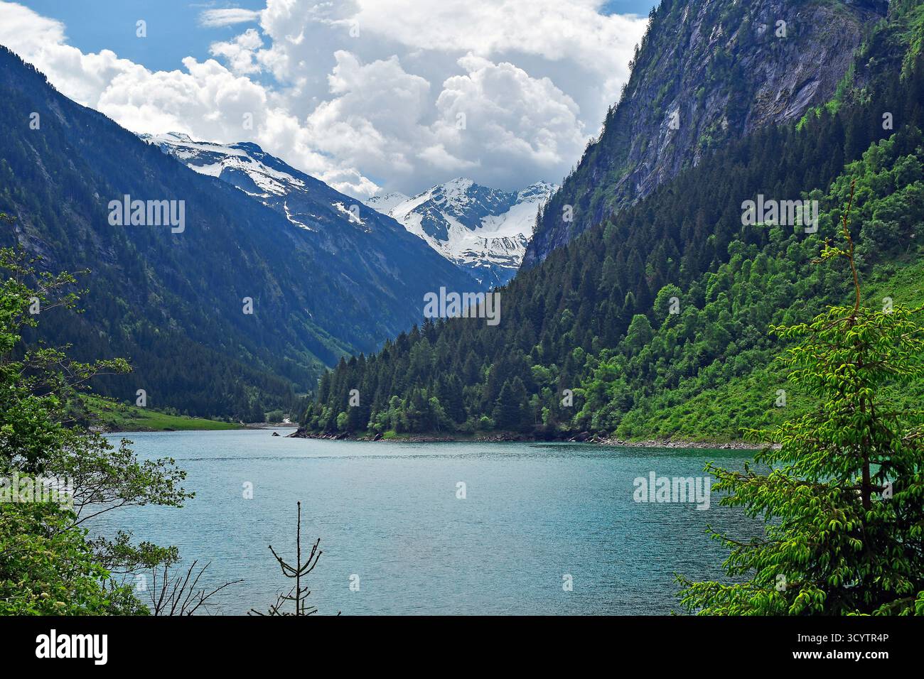 Mayrhofen, Österreich - 01. Juni 2025: Landschaft rund um den Wasserfallweg am Stillup-Stausee im Zillertal in den österreichischen Alpen in Nordty Stockfoto