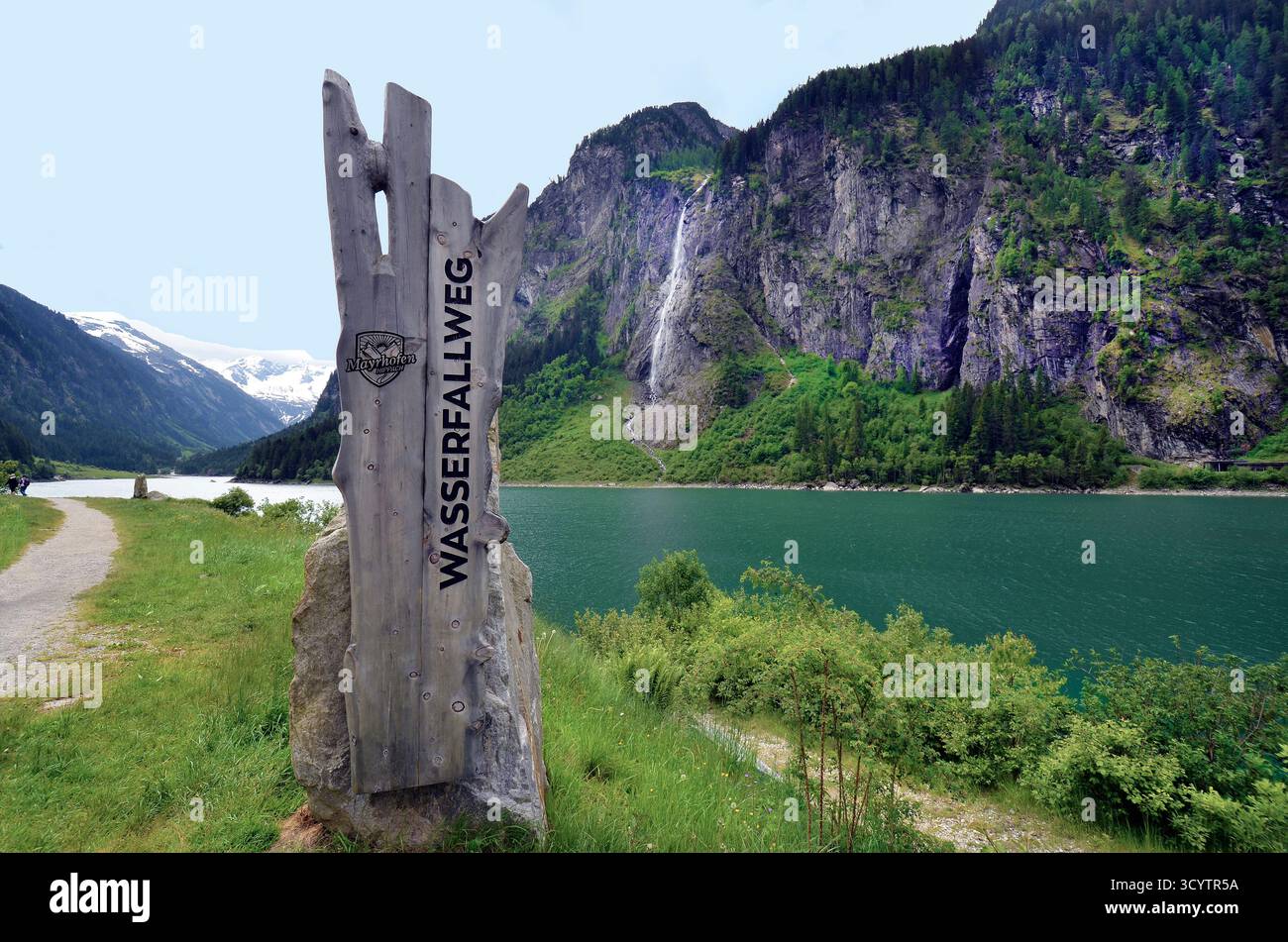 Mayrhofen, Österreich - 01. Juni 2025: Wasserfallweg am Stillup-Stausee im Zillertal in den österreichischen Alpen in Nordtirol Stockfoto