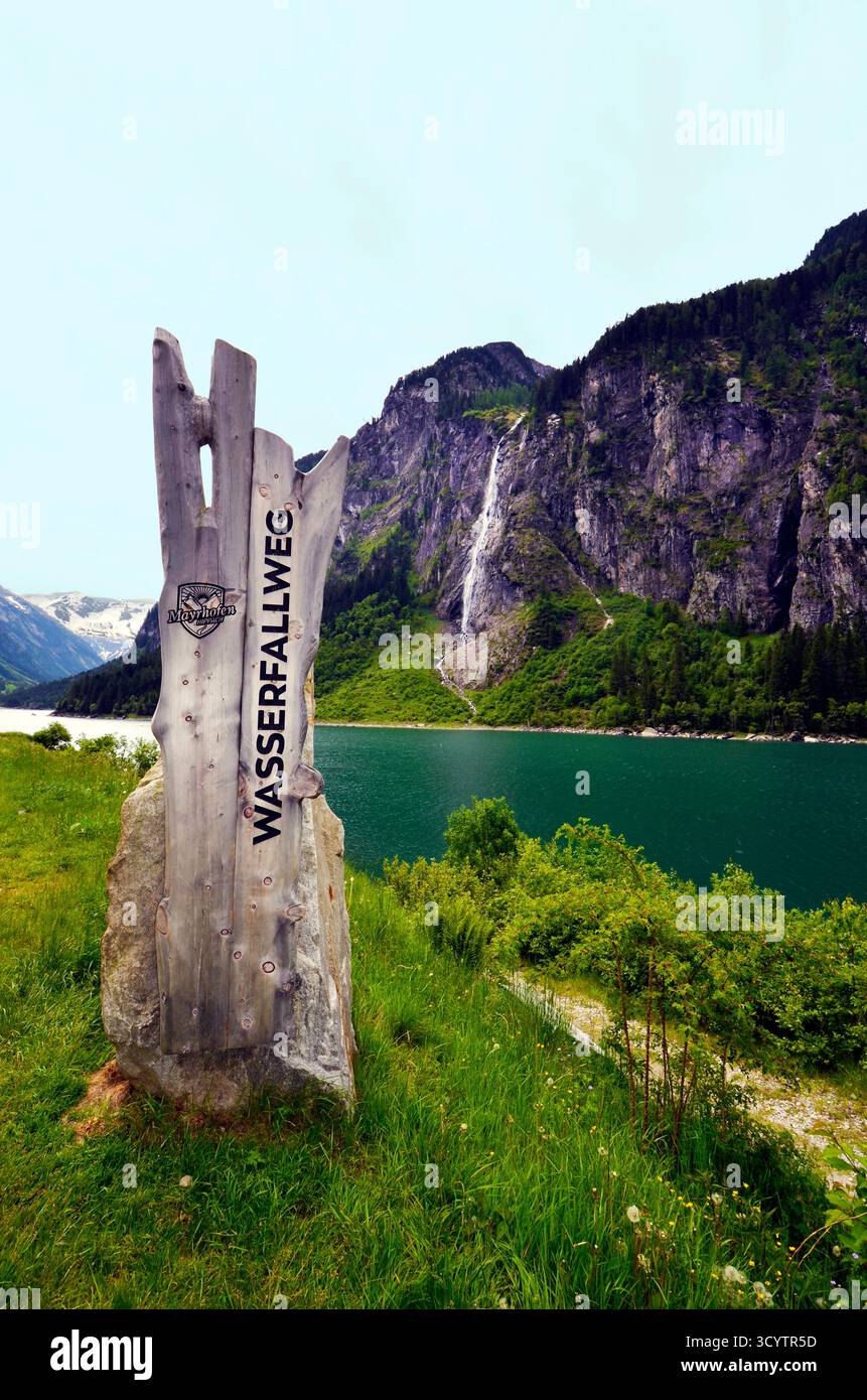 Mayrhofen, Österreich - 01. Juni 2025: Wasserfallweg am Stillup-Stausee im Zillertal in den österreichischen Alpen in Nordtirol Stockfoto