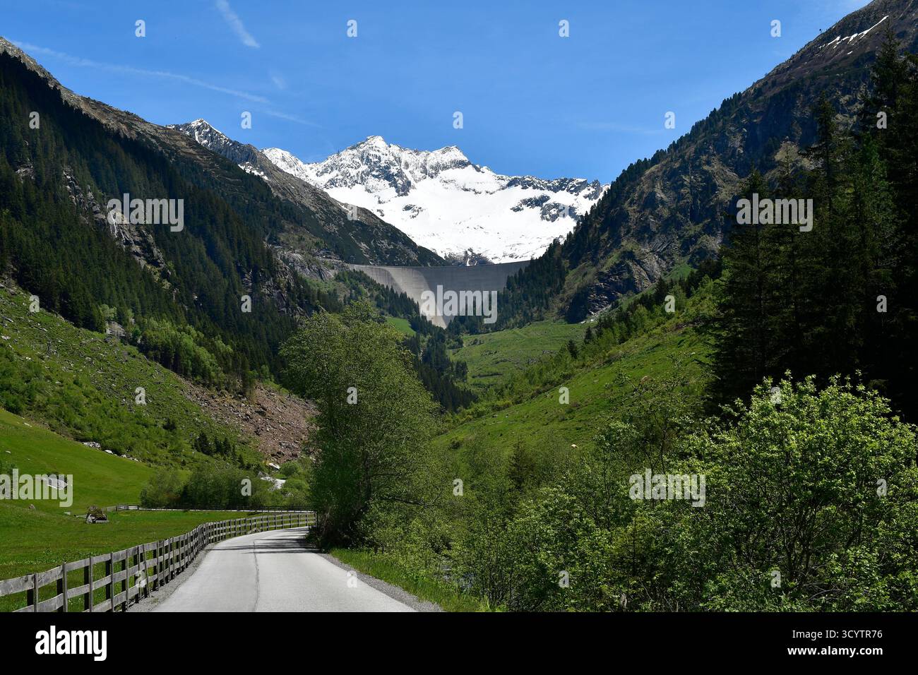 Mayrhofen, Österreich - 30. Mai 2025: Straße zur Mauer des Speicherkraftwerks Stillup in den österreichischen Alpen Stockfoto