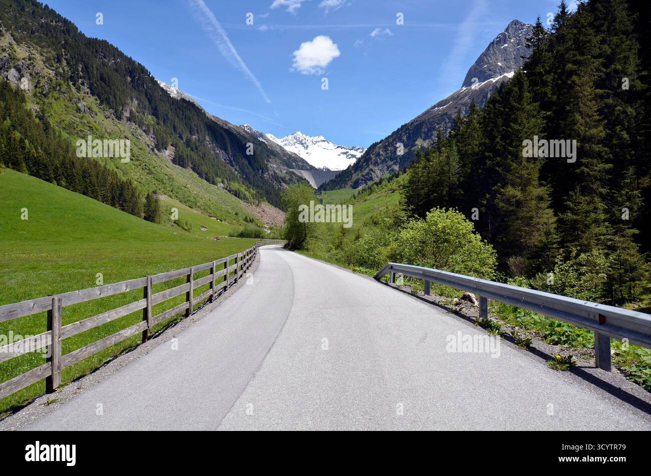 Mayrhofen, Österreich - 30. Mai 2025: Straße zur Mauer des Speicherkraftwerks Stillup in den österreichischen Alpen Stockfoto